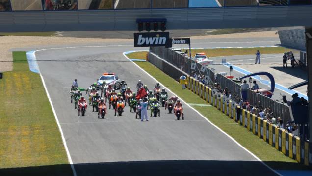 Grid de largada formado. | <a href="https://quatrorodas.abril.com.br/moto/noticias/quatro-vezes-marquez-781513.shtml" rel="migration">Leia mais</a> Grid de largada formado. | <a href="https://quatrorodas.abril.com.br/moto/noticias/quatro-vezes-marquez-781513.shtml" rel="migration">Leia mais</a>