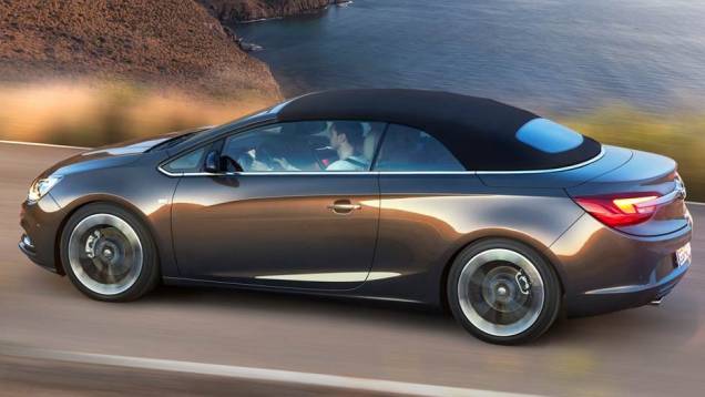 A capota de tecido pode ser recolhida automaticamente em 17 segundos | <a href="https://quatrorodas.abril.com.br/saloes/genebra/2013/opel-cascada-735367.shtml" rel="migration">Leia mais</a> A capota de tecido pode ser recolhida automaticamente em 17 segundos | <a href="https://quatrorodas.abril.com.br/saloes/genebra/2013/opel-cascada-735367.shtml" rel="migration">Leia mais</a>
