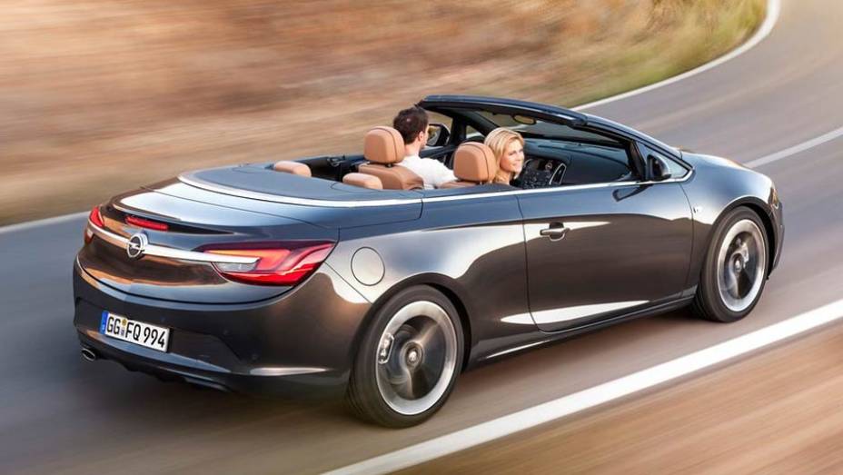 A Opel garante ter minimizado a turbulência no interior, típica dos carros sem capota | <a href="https://quatrorodas.abril.com.br/saloes/genebra/2013/opel-cascada-735367.shtml" rel="migration">Leia mais</a>