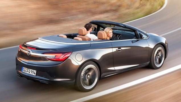 A Opel garante ter minimizado a turbulência no interior, típica dos carros sem capota | <a href="https://quatrorodas.abril.com.br/saloes/genebra/2013/opel-cascada-735367.shtml" rel="migration">Leia mais</a>