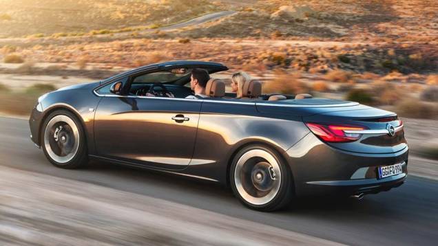 Baseado no Astra europeu, o Cascada tem design esportivo | <a href="https://quatrorodas.abril.com.br/saloes/genebra/2013/opel-cascada-735367.shtml" rel="migration">Leia mais</a>