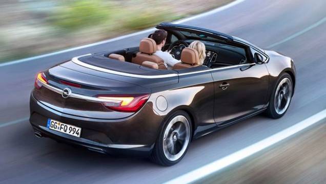 A traseira com um filete cromado ligando as lanternas chama atenção | <a href="https://quatrorodas.abril.com.br/saloes/genebra/2013/opel-cascada-735367.shtml" rel="migration">Leia mais</a>