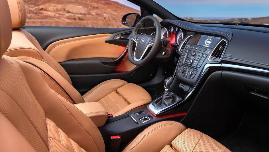 Recheado de itens de s&eacute;rie, ele tem sensores que identificam carros nos pontos cegos e at&eacute; leitor de placas de tr&acirc;nsito | <a href="https://quatrorodas.abril.com.br/saloes/genebra/2013/opel-cascada-735367.shtml" rel="migration">Leia mais</a>