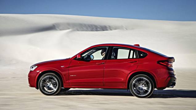 O desenho do teto, com uma forte queda em direção à traseira saliente, é a herança mais forte do X6 no X4 | <a href="https://quatrorodas.abril.com.br/carros/lancamentos/bmw-x4-775640.shtml" rel="migration">Leia mais</a>