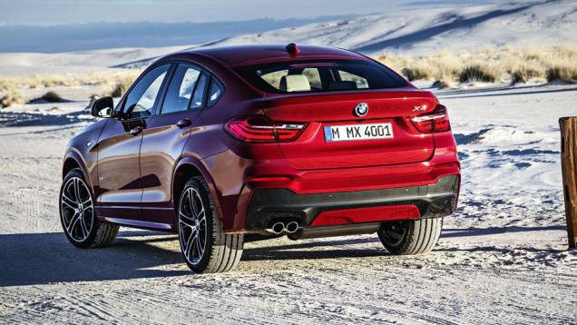 Atrás, as lanternas remetem a outro modelo da marca, o Série 4 Coupé | <a href="https://quatrorodas.abril.com.br/carros/lancamentos/bmw-x4-775640.shtml" rel="migration">Leia mais</a>