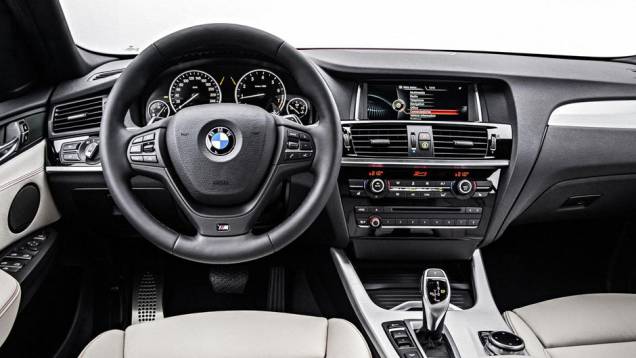 Interior é quase o mesmo do X3, do qual o X4 deriva | <a href="https://quatrorodas.abril.com.br/carros/lancamentos/bmw-x4-775640.shtml" rel="migration">Leia mais</a>