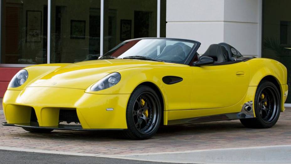 Versão GT tem motor turbo de 560 cv | <a href="https://quatrorodas.abril.com.br/noticias/mercado/panoz-revela-esportivo-esperante-spyder-2015-810661.shtml" target="_blank" rel="migration">Leia mais</a>