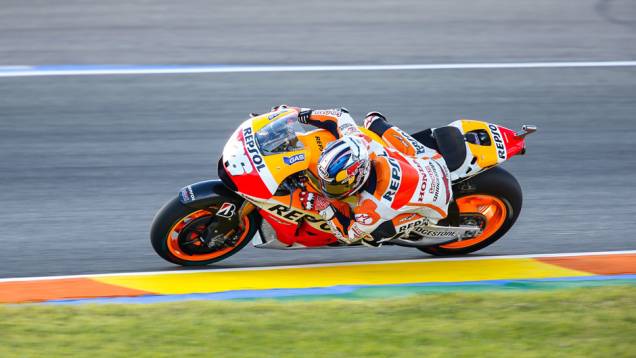 Pedrosa ainda luta pelo vice campeonato e sai em terceiro. | <a href="https://quatrorodas.abril.com.br/moto/noticias/motogp-rossi-pole-ultima-corrida-ano-810756.shtml" rel="migration">Leia mais</a>