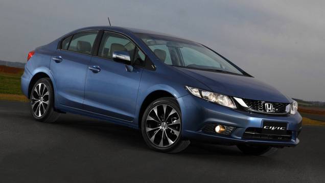 Com uma (discretíssima) reestilização, a Honda lança a linha 2015 do Civic | <a href="https://quatrorodas.abril.com.br/noticias/fabricantes/honda-muda-visual-civic-lxr-785510.shtml" rel="migration">Leia mais</a>