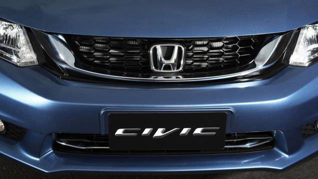 Detalhe da nova grade frontal, que não traz mais a barra cromada | <a href="https://quatrorodas.abril.com.br/noticias/fabricantes/honda-muda-visual-civic-lxr-785510.shtml" rel="migration">Leia mais</a>