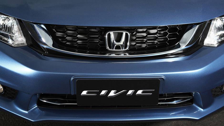 Detalhe da nova grade frontal, que n&atilde;o traz mais a barra cromada | <a href="https://quatrorodas.abril.com.br/noticias/fabricantes/honda-muda-visual-civic-lxr-785510.shtml" rel="migration">Leia mais</a>