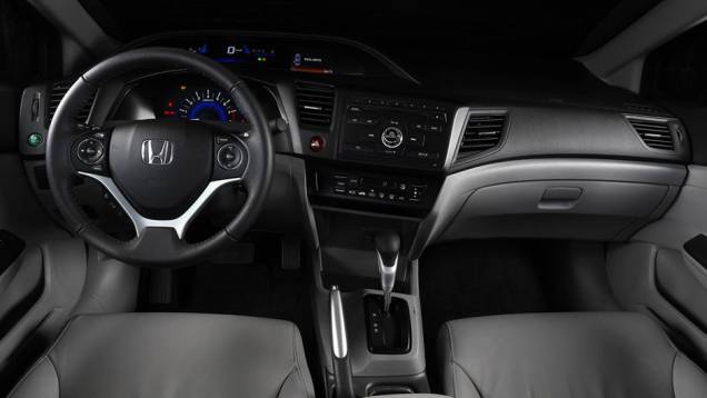 No interior, apenas novas opções de acabamento e detalhes | <a href="https://quatrorodas.abril.com.br/noticias/fabricantes/honda-muda-visual-civic-lxr-785510.shtml" rel="migration">Leia mais</a>