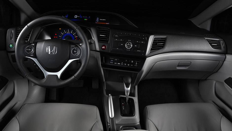 No interior, apenas novas op&ccedil;&otilde;es de acabamento e detalhes | <a href="https://quatrorodas.abril.com.br/noticias/fabricantes/honda-muda-visual-civic-lxr-785510.shtml" rel="migration">Leia mais</a>