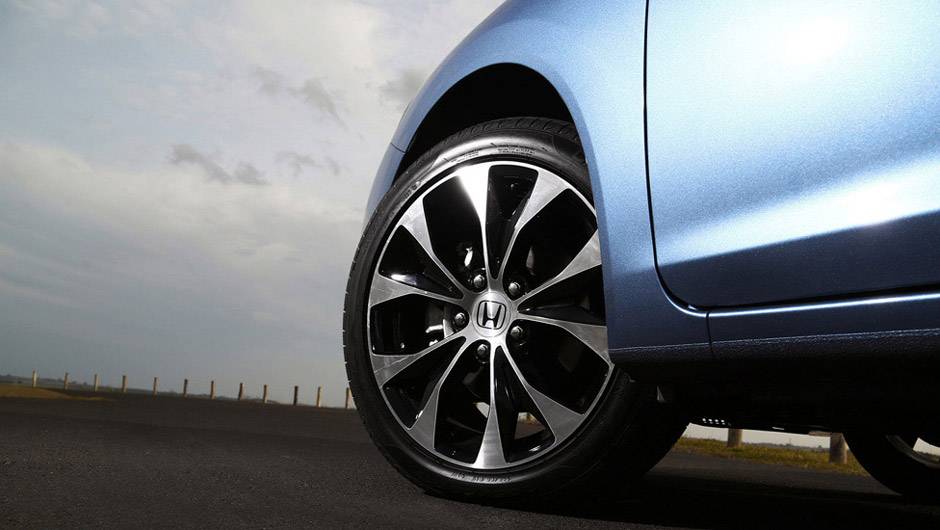 As rodas aro 17 tamb&eacute;m s&atilde;o novas na vers&atilde;o LXR, que ser&aacute; vendida por R$ 74.900 | <a href="https://quatrorodas.abril.com.br/noticias/fabricantes/honda-muda-visual-civic-lxr-785510.shtml" rel="migration">Leia mais</a>