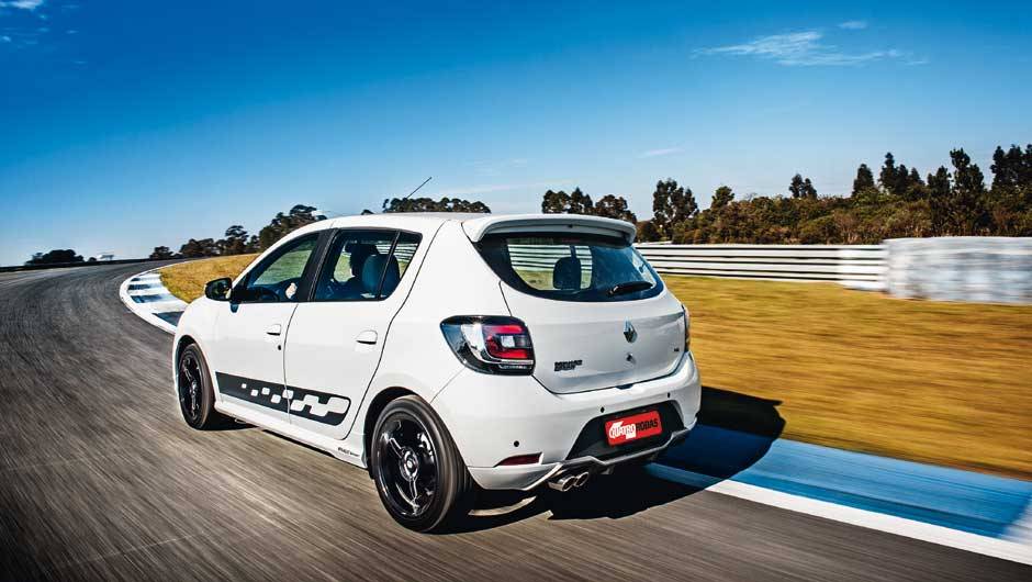 Escapamento tem ponteira dupla cromada | <a href="https://quatrorodas.abril.com.br/carros/impressoes/impressoes-ao-dirigir-sandero-r-s-903040.shtml" target="_blank" rel="migration">Leia mais</a>