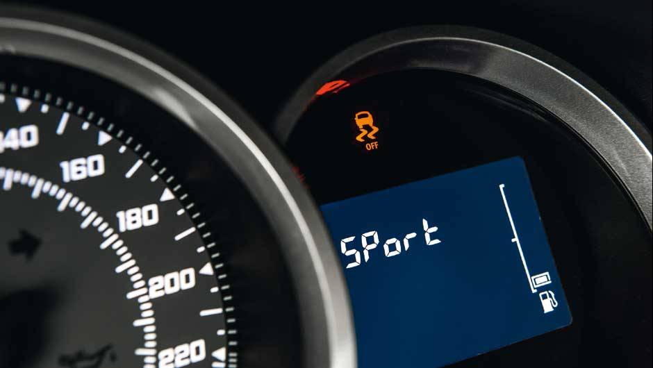 Controle de estabilidade (ESP) pode ser desligado ou usado no modo mais permissivo, o Sport | <a href="https://quatrorodas.abril.com.br/carros/impressoes/impressoes-ao-dirigir-sandero-r-s-903040.shtml" target="_blank" rel="migration">Leia mais</a>