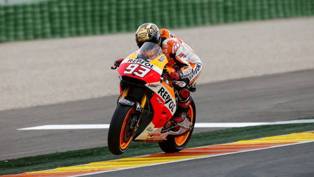 Corrida teve a vitória de Marc Márquez, 13ª na temporada, recorde absoluto. | <a href="https://quatrorodas.abril.com.br/moto/noticias/motogp-marquez-vence-quebra-recorde-vitoria-temporada-811357.shtml" rel="migration">Leia mais</a> Corrida teve a vitória de Marc Márquez, 13ª na temporada, recorde absoluto. | <a href="https://quatrorodas.abril.com.br/moto/noticias/motogp-marquez-vence-quebra-recorde-vitoria-temporada-811357.shtml" rel="migration">Leia mais</a>