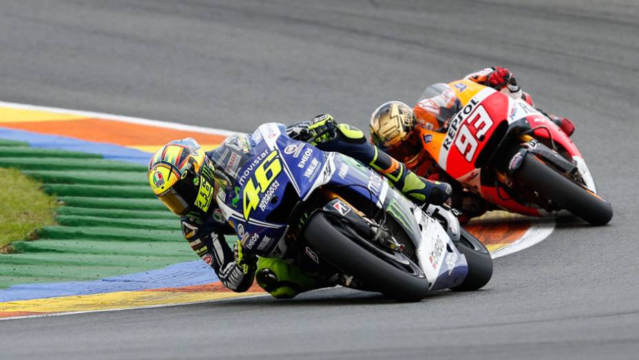 Valentino Rossi confirmou a segunda posição na corrida e no certame. | <a href="https://quatrorodas.abril.com.br/moto/noticias/motogp-marquez-vence-quebra-recorde-vitoria-temporada-811357.shtml" rel="migration">Leia mais</a>