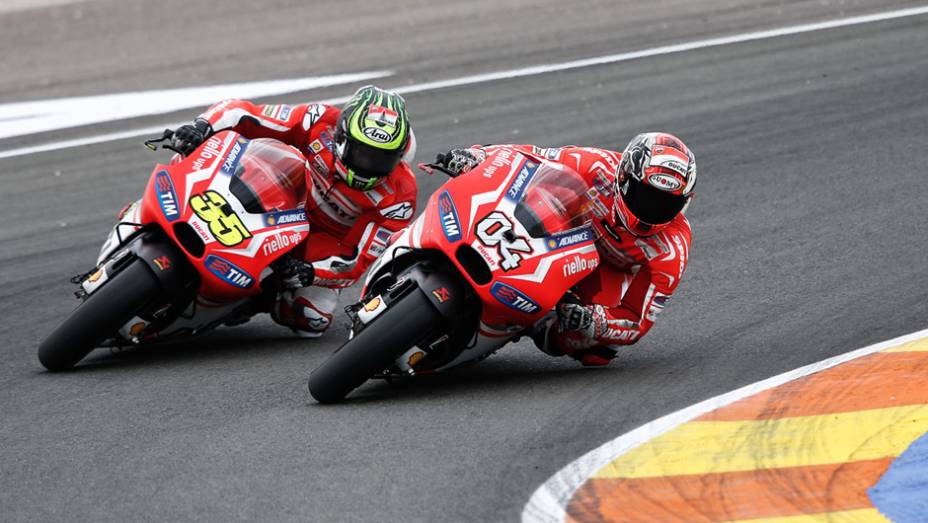 Andrea Dovizioso e seu companheiro de equipe Cal Crutchlow fizeram bela briga. | <a href="https://quatrorodas.abril.com.br/moto/noticias/motogp-marquez-vence-quebra-recorde-vitoria-temporada-811357.shtml" rel="migration">Leia mais</a>