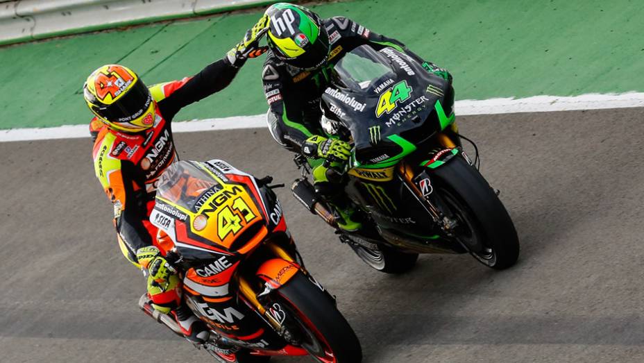 Os irmãos Pol e Aleix Espargaró terminaram em sexto e sétimo respectivamente. | <a href="https://quatrorodas.abril.com.br/moto/noticias/motogp-marquez-vence-quebra-recorde-vitoria-temporada-811357.shtml" rel="migration">Leia mais</a>