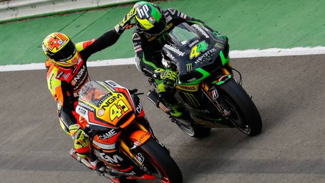Os irmãos Pol e Aleix Espargaró terminaram em sexto e sétimo respectivamente. | <a href="https://quatrorodas.abril.com.br/moto/noticias/motogp-marquez-vence-quebra-recorde-vitoria-temporada-811357.shtml" rel="migration">Leia mais</a> Os irmãos Pol e Aleix Espargaró terminaram em sexto e sétimo respectivamente. | <a href="https://quatrorodas.abril.com.br/moto/noticias/motogp-marquez-vence-quebra-recorde-vitoria-temporada-811357.shtml" rel="migration">Leia mais</a>