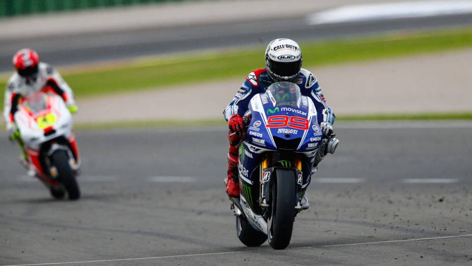 Jorge Lorenzo abandonou e terminou em terceiro na temporada. | <a href="https://quatrorodas.abril.com.br/moto/noticias/motogp-marquez-vence-quebra-recorde-vitoria-temporada-811357.shtml" rel="migration">Leia mais</a>