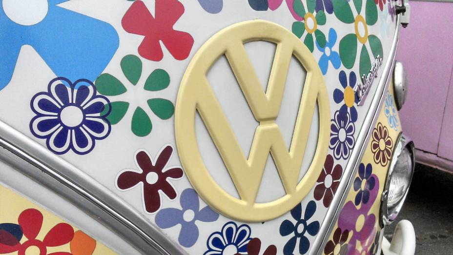 Em um domingo de sol, milhares de aficionados se reuniram no estacionamento da fábrica da VW, em São Bernardo do Campo (SP), para homenagear a Kombi, que deixará de ser produzida após 56 anos | <a href="https://quatrorodas.abril.com.br/noticias/classicos//" rel="migration"></a>