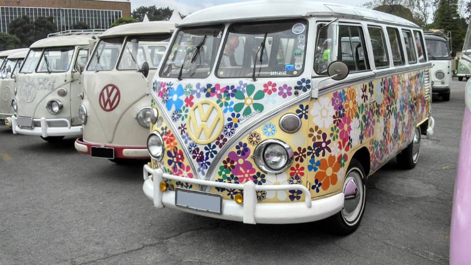 Tinha Kombi para todos os gostos: hippie, original, customizada... | <a href="https://quatrorodas.abril.com.br/noticias/classicos//vw-reune-fas-kombi-sao-bernardo-762640.shtml" rel="migration">Leia mais</a>