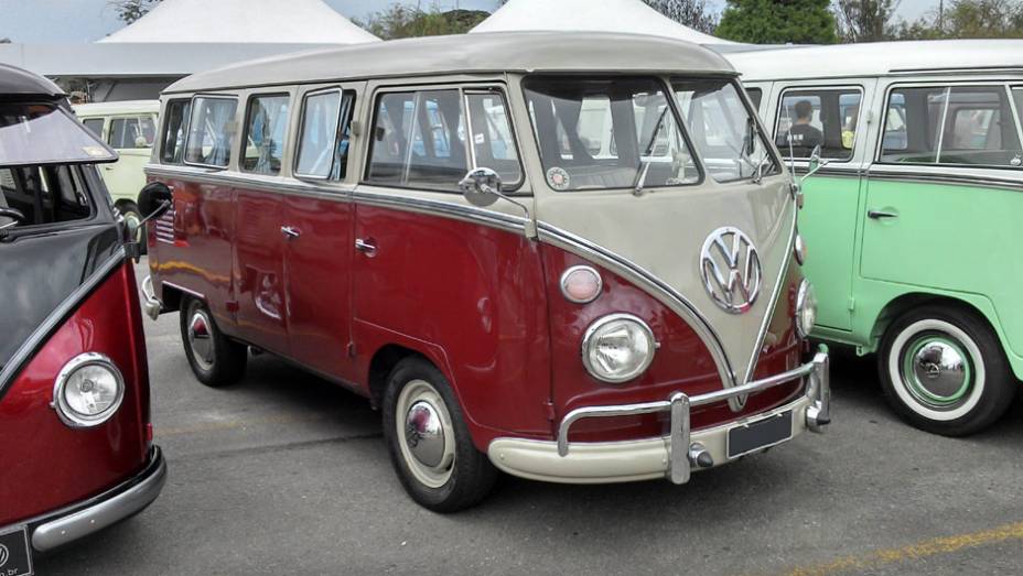 Que tal este belo exemplar com pintura saia-e-blusa e cortinas nas janelas? | <a href="https://quatrorodas.abril.com.br/noticias/classicos//vw-reune-fas-kombi-sao-bernardo-762640.shtml" rel="migration">Leia mais</a>