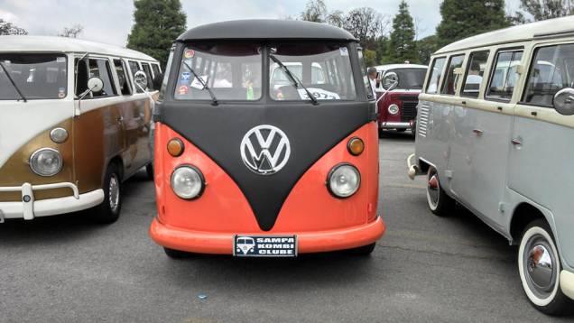 O evento foi organizado pelo Sampa Kombi Clube | <a href="https://quatrorodas.abril.com.br/noticias/classicos//vw-reune-fas-kombi-sao-bernardo-762640.shtml" rel="migration">Leia mais</a>