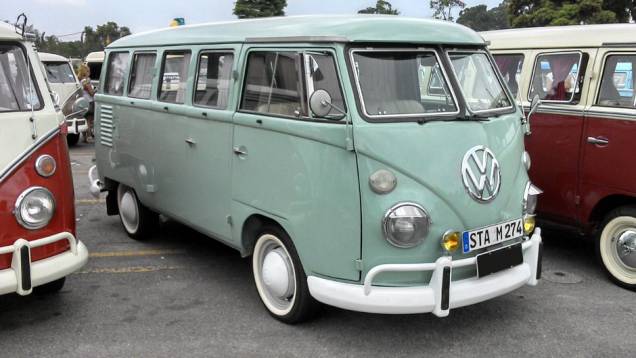 Cheia de acessórios de época, esta Kombi ganhou até uma placa alemã | <a href="https://quatrorodas.abril.com.br/noticias/classicos//vw-reune-fas-kombi-sao-bernardo-762640.shtml" rel="migration">Leia mais</a>