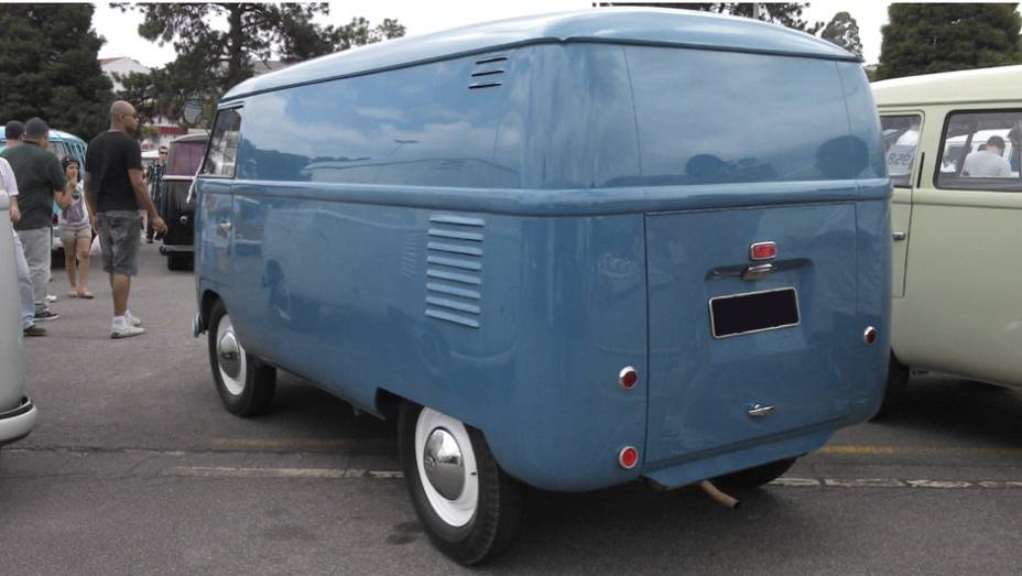 Esta charmosa Kombi furgão foi feita em 1950; era o exemplar mais antigo (e um dos mais bem conservados) do evento | <a href="https://quatrorodas.abril.com.br/noticias/classicos//vw-reune-fas-kombi-sao-bernardo-762640.shtml" rel="migration">Leia mais</a>