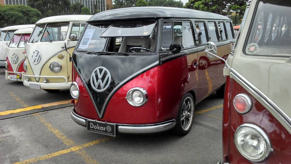 Até as concessionárias estão restaurando e customizando suas Kombis; esta foi feita pela revenda Dokar | <a href="https://quatrorodas.abril.com.br/noticias/classicos//vw-reune-fas-kombi-sao-bernardo-762640.shtml" rel="migration">Leia mais</a>