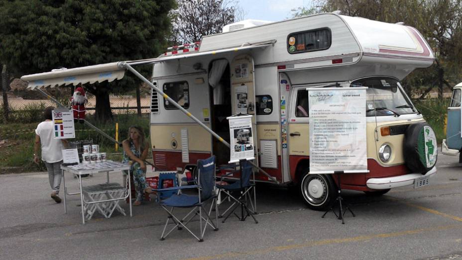 A Karmann-Ghia Safari era uma perua adaptada para virar um motor home, com cozinha e tudo | <a href="https://quatrorodas.abril.com.br/noticias/classicos//vw-reune-fas-kombi-sao-bernardo-762640.shtml" rel="migration">Leia mais</a>