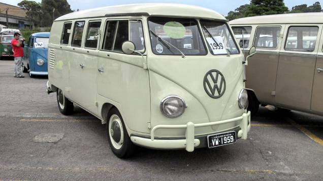 Um belo exemplar do fim dos anos 50 | <a href="https://quatrorodas.abril.com.br/noticias/classicos//vw-reune-fas-kombi-sao-bernardo-762640.shtml" rel="migration">Leia mais</a>