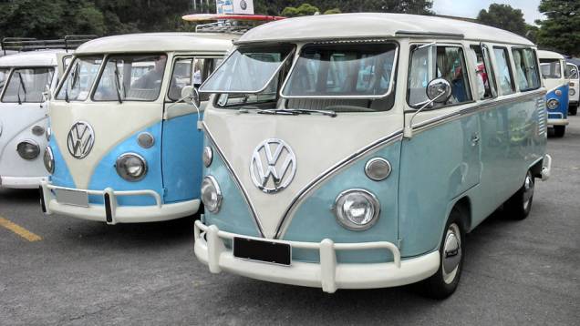 As janelas dianteiras com abertura para frente (Safari Windows) era um dos acessórios mais inusitados | <a href="https://quatrorodas.abril.com.br/noticias/classicos//vw-reune-fas-kombi-sao-bernardo-762640.shtml" rel="migration">Leia mais</a>