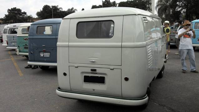 As lanternas das Kombis dos anos 50 eram bastante simples e discretas | <a href="https://quatrorodas.abril.com.br/noticias/classicos//vw-reune-fas-kombi-sao-bernardo-762640.shtml" rel="migration">Leia mais</a>