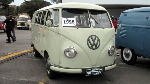 Eis uma unidade da versão Standard, sem os adereços cromados | <a href="https://quatrorodas.abril.com.br/noticias/classicos//vw-reune-fas-kombi-sao-bernardo-762640.shtml" rel="migration">Leia mais</a>