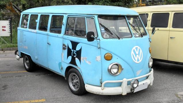 Mais discreta, esta Kombi também segue a filosofia rat rod | <a href="https://quatrorodas.abril.com.br/noticias/classicos//vw-reune-fas-kombi-sao-bernardo-762640.shtml" rel="migration">Leia mais</a>