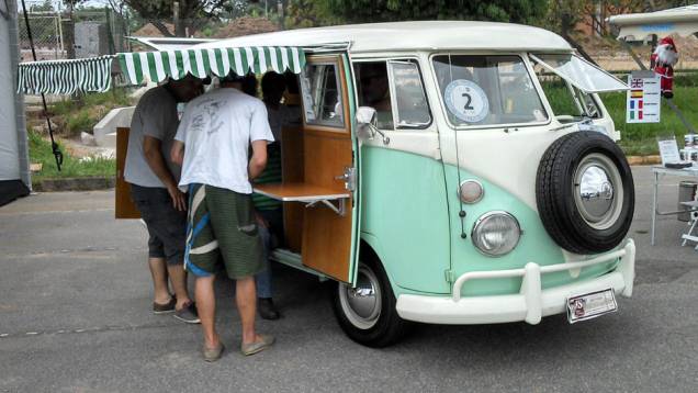 Que tal morar dentro de uma Kombi? Esta aqui tinha mesa, sofá e tudo mais... | <a href="https://quatrorodas.abril.com.br/noticias/classicos//vw-reune-fas-kombi-sao-bernardo-762640.shtml" rel="migration">Leia mais</a>