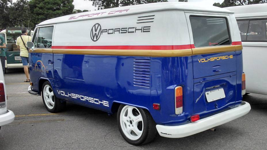 Aí, sim! Personalização inspirada nos carros da Porsche caiu bem na Velha Senhora | <a href="https://quatrorodas.abril.com.br/noticias/classicos//vw-reune-fas-kombi-sao-bernardo-762640.shtml" rel="migration">Leia mais</a>
