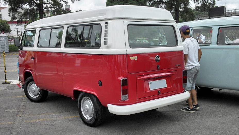 Já esta faz parte da edição 50 Anos, que teve apenas 50 unidades produzidas em 2007 | <a href="https://quatrorodas.abril.com.br/noticias/classicos//vw-reune-fas-kombi-sao-bernardo-762640.shtml" rel="migration">Leia mais</a>