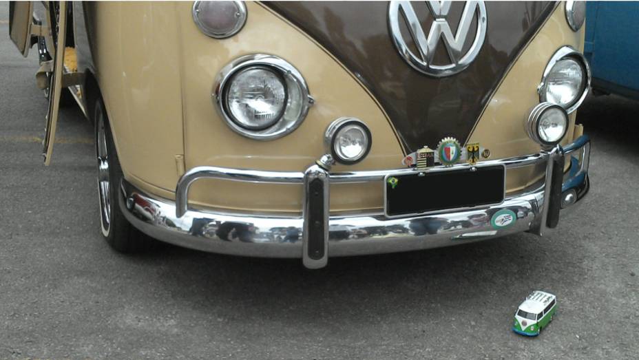 Uma grande, outra pequena: brinquedos e miniaturas não faltaram para homenageá-la | <a href="https://quatrorodas.abril.com.br/noticias/classicos//vw-reune-fas-kombi-sao-bernardo-762640.shtml" rel="migration">Leia mais</a>