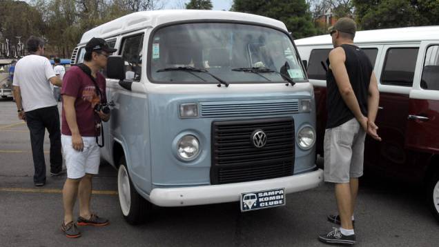 A Kombi Last Edition, que marca a despedida da perua após 56 anos de produção, foi bastante observada e fotografada | <a href="https://quatrorodas.abril.com.br/noticias/classicos//vw-reune-fas-kombi-sao-bernardo-762640.shtml" rel="migration">Leia mais</a> A Kombi Last Edition, que marca a despedida da perua após 56 anos de produção, foi bastante observada e fotografada | <a href="https://quatrorodas.abril.com.br/noticias/classicos//vw-reune-fas-kombi-sao-bernardo-762640.shtml" rel="migration">Leia mais</a>