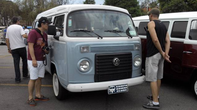 A Kombi Last Edition, que marca a despedida da perua após 56 anos de produção, foi bastante observada e fotografada | <a href="https://quatrorodas.abril.com.br/noticias/classicos//vw-reune-fas-kombi-sao-bernardo-762640.shtml" rel="migration">Leia mais</a>