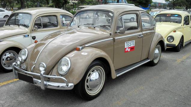 E que bela surpresa! Tinha até um Fusca personalizado com o antigo adesivo utilizado por QUATRO RODAS em seus carros de testes. E olha que nem fomos nós que o levamos para lá... | <a href="https://quatrorodas.abril.com.br/noticias/classicos//vw-reune-f" rel="migration"></a> E que bela surpresa! Tinha até um Fusca personalizado com o antigo adesivo utilizado por QUATRO RODAS em seus carros de testes. E olha que nem fomos nós que o levamos para lá... | <a href="https://quatrorodas.abril.com.br/noticias/classicos//vw-reune-f" rel="migration"></a>