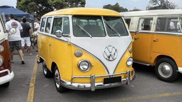 Querida, encolheram minha Kombi! | <a href="https://quatrorodas.abril.com.br/noticias/classicos//vw-reune-fas-kombi-sao-bernardo-762640.shtml" rel="migration">Leia mais</a>