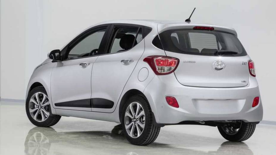 Ao contrário do brasileiro HB20, as lanternas do i10 não são horizontais - e não invadem a tampa do porta-malas | <a href="https://quatrorodas.abril.com.br/saloes/frankfurt/2013/hyundai-i10-753181.shtml" rel="migration">Leia mais</a>