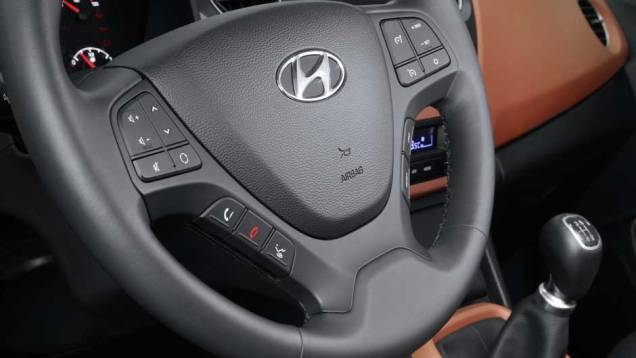 Volante multifuncional agrupa comandos de som, Bluetooth e piloto automático | <a href="https://quatrorodas.abril.com.br/saloes/frankfurt/2013/hyundai-i10-753181.shtml" rel="migration">Leia mais</a>