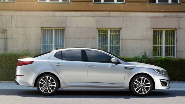 Nenhuma grande mudança foi feita na lateral; o carro ganhou somente novas rodas de liga leve, que podem ser aro 17 ou 18 | <a href="https://quatrorodas.abril.com.br/saloes/frankfurt/2013/kia-optima-europeu-753577.shtml" rel="migration">Leia mais</a> Nenhuma grande mudança foi feita na lateral; o carro ganhou somente novas rodas de liga leve, que podem ser aro 17 ou 18 | <a href="https://quatrorodas.abril.com.br/saloes/frankfurt/2013/kia-optima-europeu-753577.shtml" rel="migration">Leia mais</a>